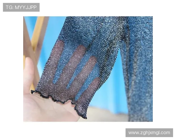 孔德蕾丝镂空上衣搭配盆栽发型亮相引发网友热议与时尚讨论 孔德蕾丝镂空上衣搭配盆栽发型亮相引发网友热议与时尚讨论