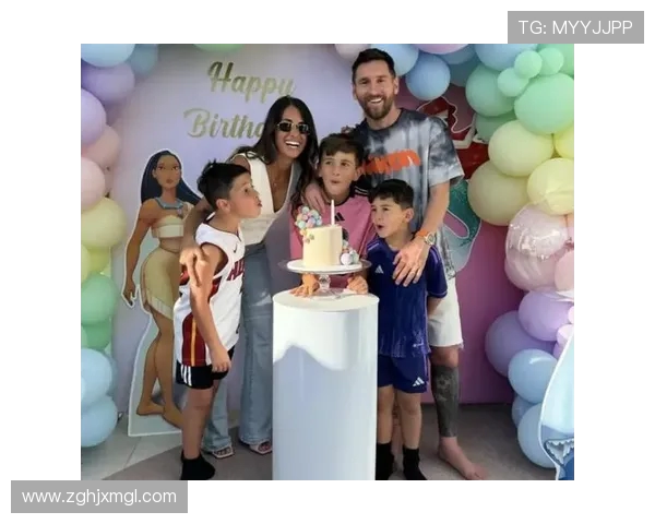 梅西携安东内拉与儿子马特奥共度轮休时光 一家三口现场观赛温馨画面